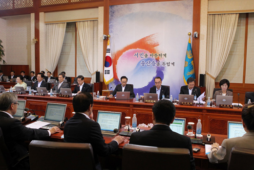 이명박 대통령이 28일 오전 청와대에서 열린 국무회의에서 법률공포안 등 관련 안건을 논의하고 있다.(사진=청와대)